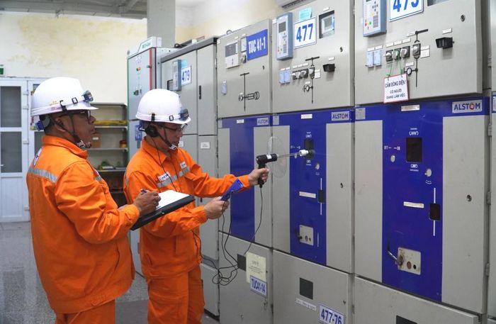 Nhân viên Tổ thao tác lưu động Xí nghiệp Lưới điện cao thế Quảng Ninh kiểm tra thông số kỹ thuật tại trạm biến áp 110 KV Cái Lân