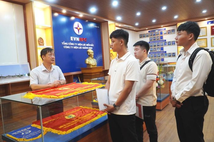 Ông Lục Đức Thành - Trưởng phòng Tổ chức và Nhân sự truyền ngọn lửa truyền thống 53 năm của Công ty tới lớp cán bộ, nhân viên trẻ