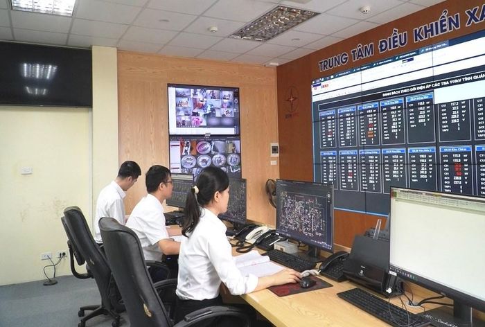 Các điều độ viên trực vận hành tại Trung tâm Điều khiển xa