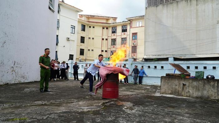Học viên thực hành biện pháp chữa cháy tại trụ sở Công ty Thủy điện Sơn La