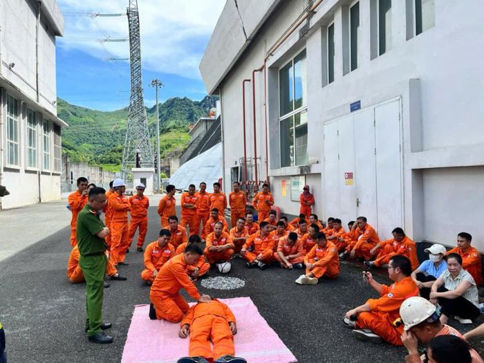 Học viên tham gia thực hành cứu chữa nạn nhân bị ngất được cứu ra khỏi đám cháy
