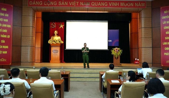 Đồng chí Đại úy Nguyễn Mạnh Hùng – Phòng cảnh sát PCCC&CNCH Công an tỉnh Sơn La bồi dưỡng các quy định mới của pháp luật trong công tác PCCC&CCNH