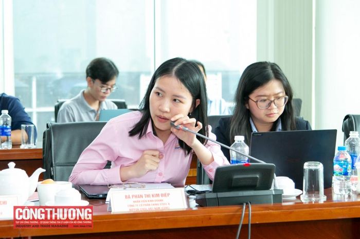 Đại diện kinh doanh Công ty Cổ phần China Steel & Nippon Steel Việt Nam (CSVC) thảo luận tại hội nghị