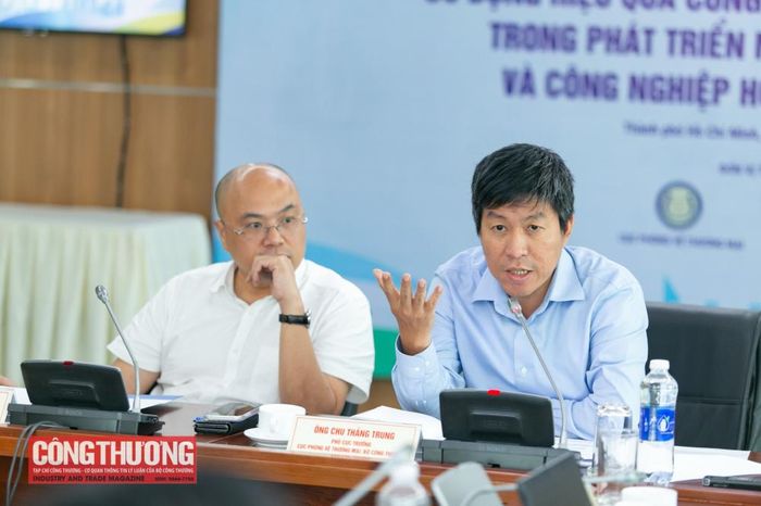 Ông Chu Thắng Trung - Phó Cục trưởng Cục Phòng vệ thương mại (Bộ Công Thương) tháo gỡ vướng mắc cho doanh nghiệp