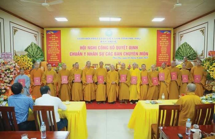 Trao quyết định chuẩn y thành phần nhân sự Ban Trị sự GHPGVN tỉnh Phú Thọ