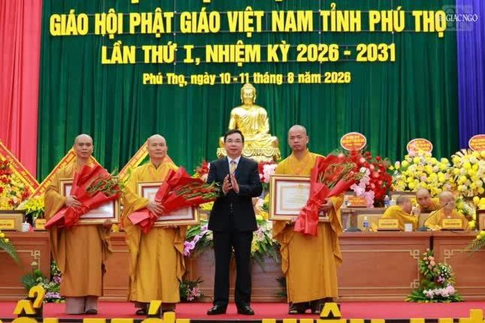 Chư tôn đức nhận Bằng khen của Thủ tướng Chính phủ