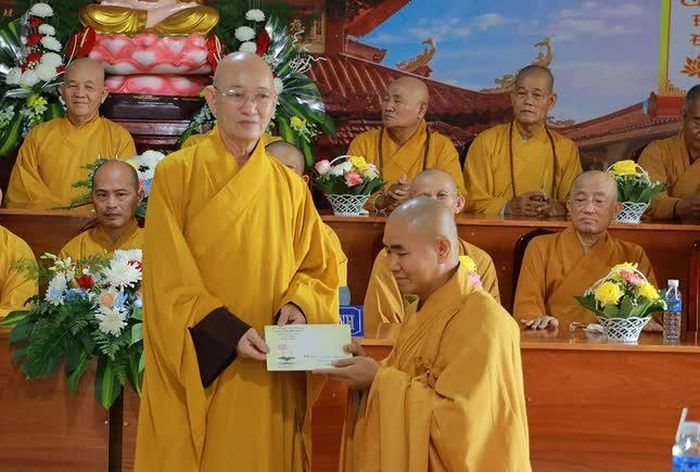 Thượng tọa Thích Quảng Tâm, Trưởng ban Trị sự mừng ngôi Tam bảo được khang trang