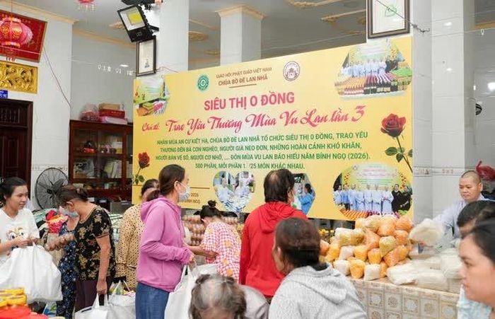 Người dân hoan hỷ với phần quà được lựa chọn 