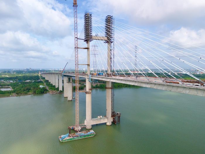 Cầu Phước Khánh trên cao tốc Bến Lức - Long Thành đang thi công hoàn thiện.