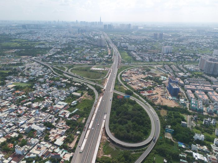 Sau khi hoàn thành, công trình được kỳ vọng tháo gỡ “điểm nghẽn” giao thông khu vực phía Đông TP.HCM, mở thêm trục kết nối trực tiếp với sân bay quốc tế Long Thành (Trong ảnh là điểm cuối dự án, tại nút giao với đường Vành đai 2 TP.HCM).