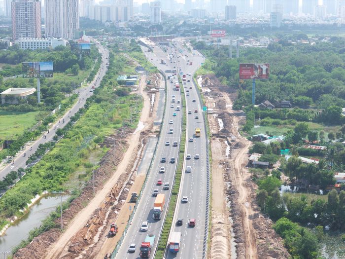 Dự án có tổng mức đầu tư 938 tỷ đồng từ nguồn ngân sách TP.HCM, do Ban Quản lý dự án đầu tư xây dựng các công trình giao thông TP.HCM làm chủ đầu tư (Trong ảnh là đoạn tuyến giao với nút giao An Phú).