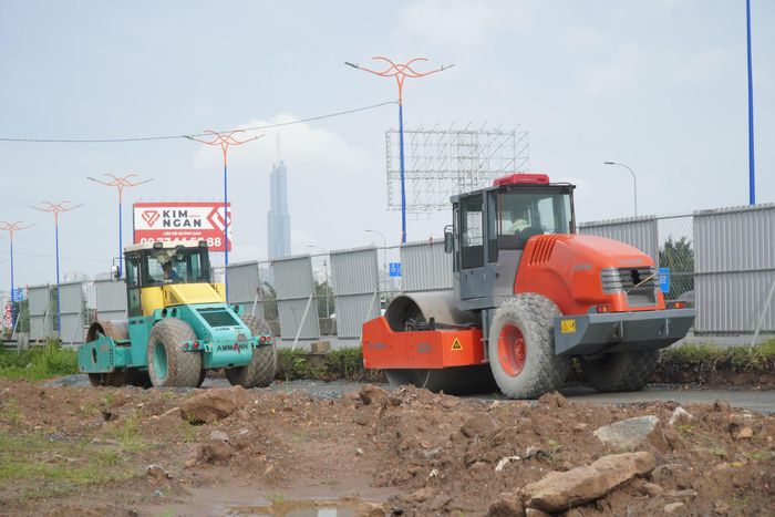 Theo ghi nhận của phóng viên Báo Xây dựng ngày 10/8, sau hơn 9 tháng kể từ lễ động thổ, nhiều hạng mục của công trình đã dần thành hình. Trên công trường, các mũi thi công được triển khai đồng loạt trên cả hai chiều tuyến đường nối cao tốc TP.HCM - Long Thành - Dầu Giây.
