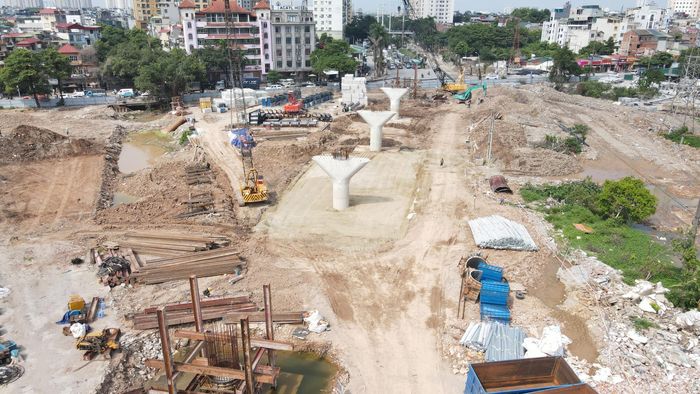Tại công trường là hàng loạt trụ cầu vượt đang dần hình thành.