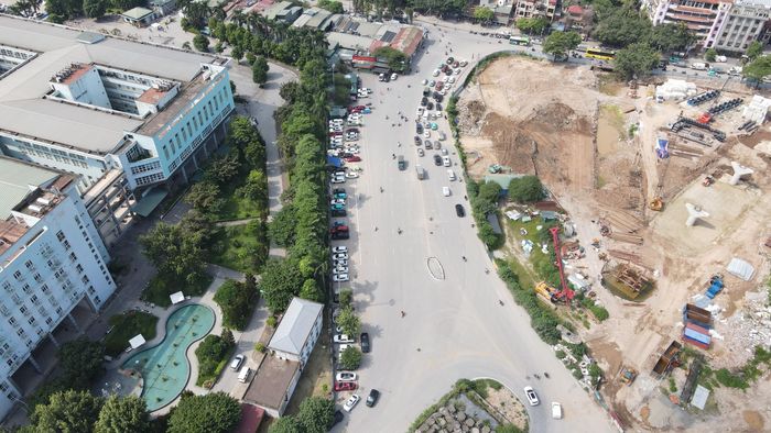 Chị Nguyễn Hà (Phường Hà Đông, TP Hà Nội), người thường xuyên di chuyển qua tuyến đường chia sẻ: "Dự án được thi công trở lại, người dân sinh sống ở khu vực và hay lưu thông qua đây ai cũng mừng. Mong hạng mục cầu vượt, nút giao sớm hoàn thành để giao thông đi lại thuận lợi, bớt cảnh ùn tắc". 