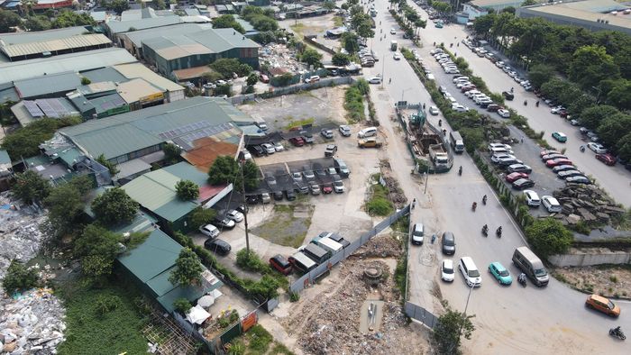 Đại diện nhà thầu Công ty Cổ phần Đạt Phương (nhà thầu đảm nhận thi công hạng mục cầu vượt) cho biết: "Hạng mục cầu vượt đang được nhà thầu triển khai theo đúng tiến độ đề ra. "Việc thi công hạng mục cầu thuận lợi khi nhà thầu đã có đủ mặt bằng sạch. Trong khi đó, công tác triển khai hạng mục nút giao sẽ phức tạp hơn bởi còn liên quan đến việc di dời hệ thống hạ tầng kỹ thuật, trong đó có các tuyến điện cao thế".