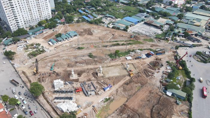 Sau thời gian dài gặp khó khăn, công trường hiện đang được tăng cường nhân lực, máy móc để đẩy nhanh tiến độ.