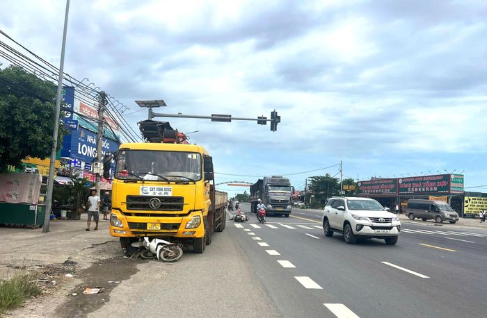 Xe tải nghi mất phanh tông vào các xe mô tô đang chờ đèn đỏ.