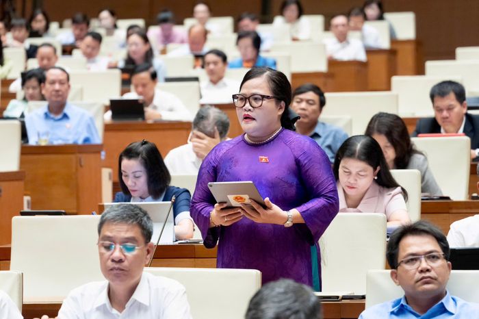 Đại biểu Hoàng Văn Nghĩa (đoàn Quảng Ngãi) và đại biểu Nguyễn Thị Sửu (đoàn TP Huế). Ảnh: Media Quốc hội.