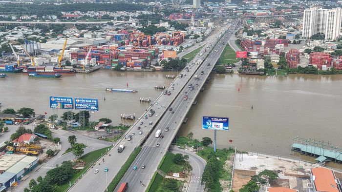 Đến trưa 11/8, giao thông qua khu vực trạm thu phí vẫn ổn định, thông thoáng. Việc thi công chưa ghi nhận tình trạng ùn tắc, dù công trường đang được triển khai ngay trên tuyến đường có lưu lượng phương tiện lớn.
