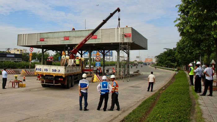 Theo kế hoạch, công tác tháo dỡ và tái lập mặt đường khu vực trạm thu phí được thực hiện, phấn đấu hoàn thành trước ngày 2/9 để trả lại mặt bằng phục vụ người dân lưu thông dịp lễ. Sau thời điểm này, các hạng mục hoàn thiện như sơn kẻ đường, thảm nhựa sẽ tiếp tục được triển khai, dự kiến toàn bộ dự án được triển khai trong 90 ngày.