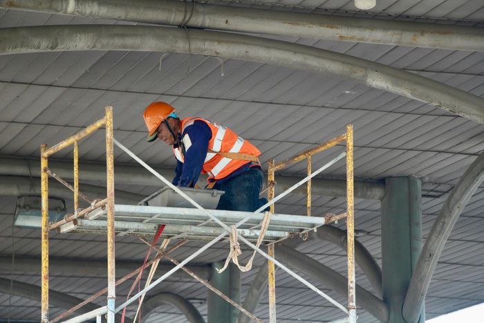 Theo ghi nhận của phóng viên, khu vực thi công được khoanh vùng rõ ràng. Từ phía trong trạm, công nhân lần lượt tháo các bộ phận kết cấu theo từng phần, máy móc được bố trí sát khu vực cần xử lý. Những mảng kết cấu, vật liệu sau khi tháo dỡ được đưa ra khỏi phạm vi thi công, từng bước giải phóng mặt bằng.