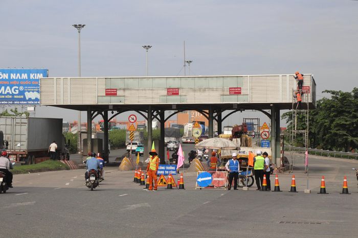 Tại hiện trường, lãnh đạo, cán bộ Văn phòng Quản lý đường bộ IV.2, Ban Quản lý dự án đường bộ miền Nam cùng các đơn vị liên quan có mặt theo dõi quá trình tháo dỡ, kiểm tra việc tổ chức thi công và phối hợp xử lý các vấn đề phát sinh.