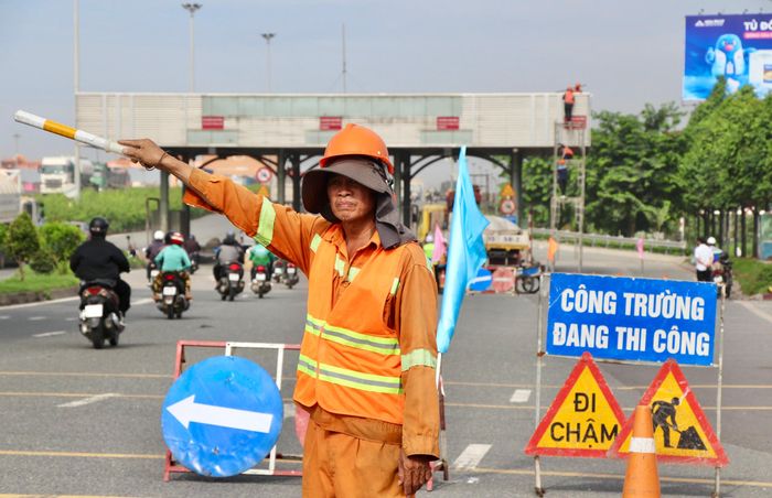 Song song với công tác tháo dỡ, phương án tổ chức giao thông được triển khai theo từng giai đoạn. Khu vực thi công được tách khỏi dòng phương tiện bằng hệ thống phân luồng, tạo khoảng không cần thiết cho máy móc và công nhân làm việc nhưng vẫn duy trì các làn xe lưu thông trên QL1.
