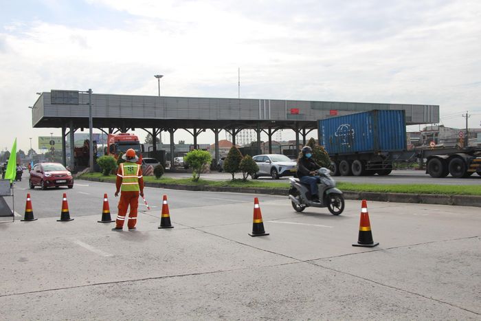 Trao đổi tại hiện trường, ông Kiều Vũ Hiệp, Trưởng Văn phòng Quản lý đường bộ IV.2 (Khu Quản lý đường bộ IV, Cục Đường bộ Việt Nam) cho biết, phương án tổ chức giao thông được xây dựng theo từng giai đoạn thi công, bảo đảm mặt bằng phục vụ tháo dỡ nhưng vẫn duy trì khả năng lưu thông trên QL1.