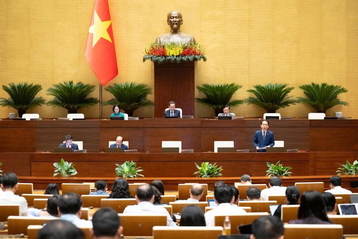 Bộ trưởng Bộ Tư pháp nhấn mạnh: "Không đánh đổi quốc phòng, an ninh để lấy tăng trưởng" tại phiên giải trình, làm rõ ý kiến đại biểu Quốc hội. Ảnh: Media Quốc hội.