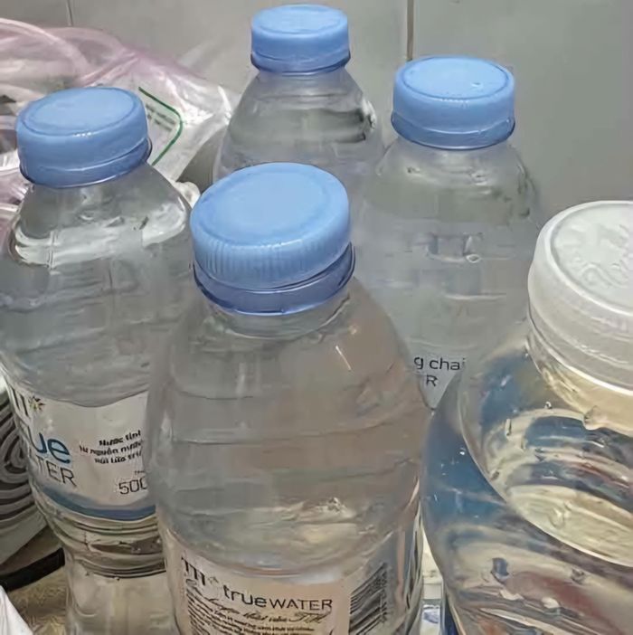 Hình ảnh các chai nước lọc người nhà bệnh nhân mua về có dấu hiệu đã bị mở nắp, màu nước bất thường (Ảnh MXH).