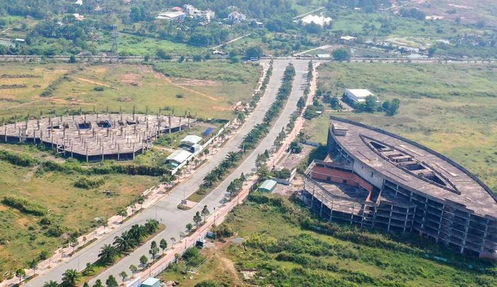 Thực trạng khu đất làm dự án Silicon sau 10 năm khởi công đã trở nên hoang hóa.