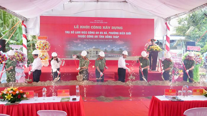 Các đại biểu thực hiện nghi thức khởi công dự án. (Ảnh: Trọng Tín)