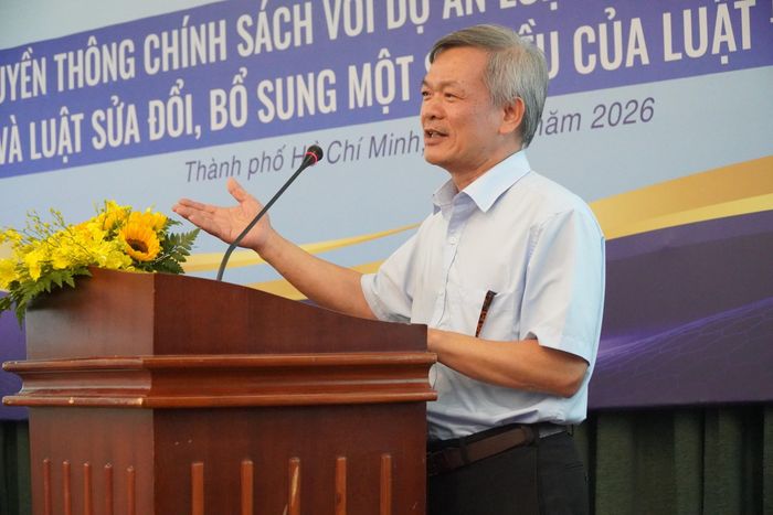 Ông Trần Quý Giầu, Trưởng ban Đo lường, Ủy ban Tiêu chuẩn Đo lường Chất lượng Quốc (Bộ Khoa học và Công nghệ) trình bày tại hội nghị.