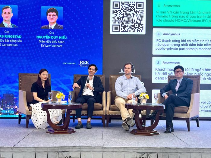 Ông Jonas Ringstad, Giám đốc Bất động sản Tập đoàn REE, thứ 2 từ phải sang, tham luận tại Hội nghị