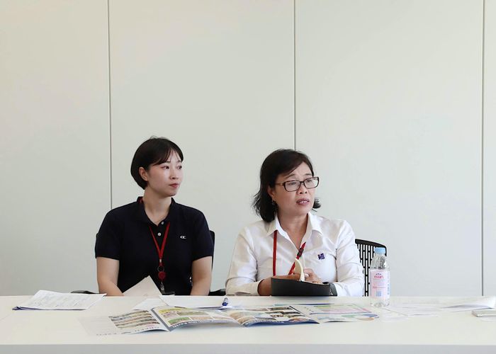 Bà Lưu Thị Hồng, Phó Viện trưởng Viện Vật liệu xây dựng chia sẻ thông tin với đại diện Bộ Đất đai, Hạ tầng, Giao thông và Du lịch Nhật Bản (MLIT). (Ảnh: Đức Hùng).