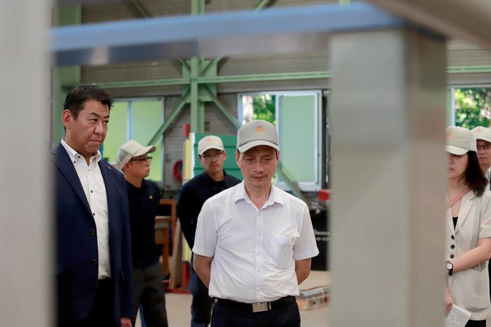 Ông Lê Văn Kế, Phó Vụ trưởng Vụ Khoa học công nghệ, môi trường và Vật liệu xây dựng, khảo sát công nghệ tại cơ sở của Gantan Beauty Industry. (Ảnh: Đức Hùng).