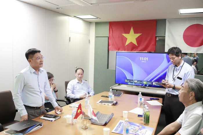 Ông La Đức Hùng, Phó Tổng Biên tập Báo Xây dựng, trao đổi với lãnh đạo Gantan Beauty Industry. (Ảnh: Đức Hùng).
