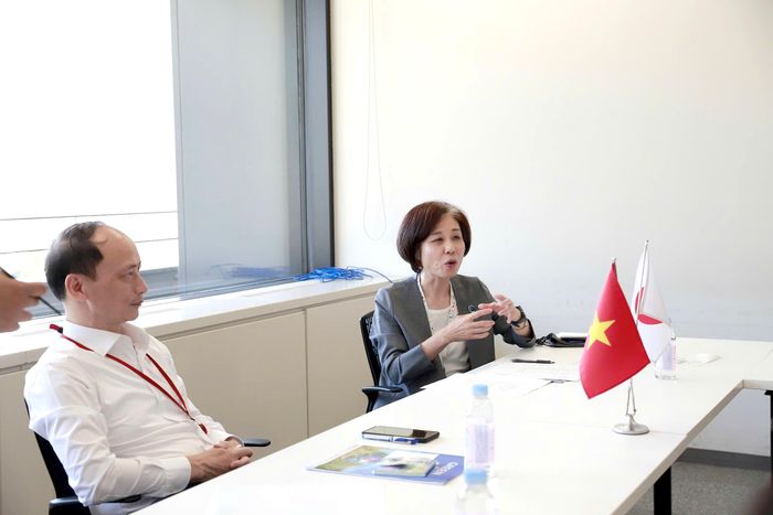 Đại diện MLIT trao đổi với đoàn công tác Việt Nam về chính sách và yêu cầu kỹ thuật trong lĩnh vực xây dựng. (Ảnh: Đức Hùng).