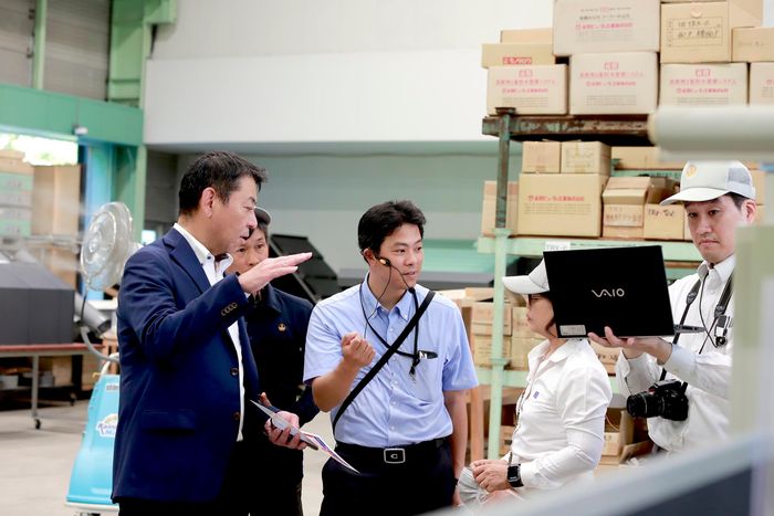 Ông Dương Ngọc Mười, Trưởng bộ phận kinh doanh số 1 Gantan (áo cộc xanh) giới thiệu với đoàn công tác về quy trình và giải pháp kỹ thuật tại nhà máy Gantan. (Ảnh: Đức Hùng).