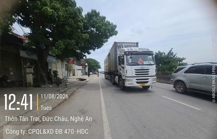 Hiện trường vụ tai nạn giữa xe đầu kéo và xe máy làm 3 nam thanh niên thương vong.
