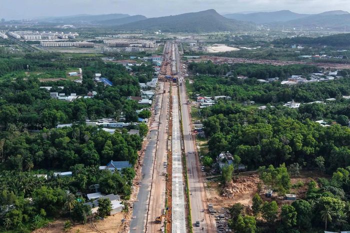 Sau 8 tháng thi công, tuyến tàu điện LRT Phú Quốc đã lắp đặt ray hiệu chuẩn tuyến.