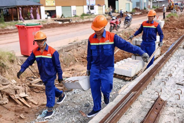 Ngay sau lễ khởi công, các kỹ sư tiến hành lắp ray hiệu chuẩn tuyến của tuyến tàu điện LRT Phú Quốc.