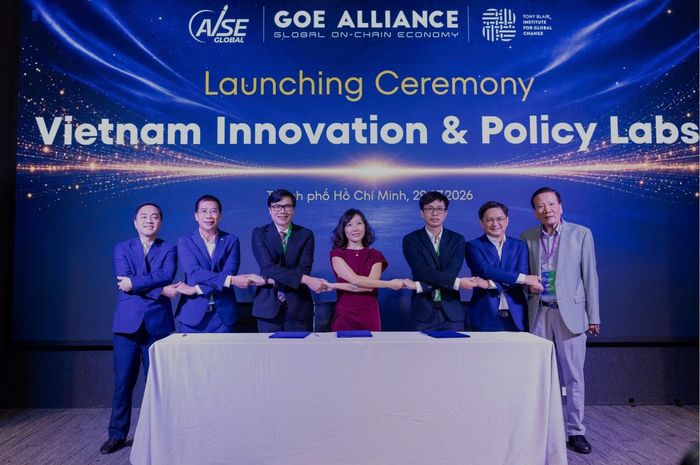 Đại diện MB cùng các đối tác tham gia Lễ ra mắt Vietnam Innovation & Policy Labs trong khuôn khổ VGIC 2026.