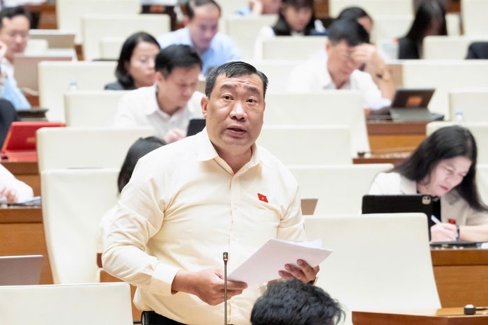 Đại biểu Phạm Văn Hòa (đoàn Đồng Tháp) và đại biểu Thạch Phước Bình (đoàn Vĩnh Long). Ảnh: Media Quốc hội.