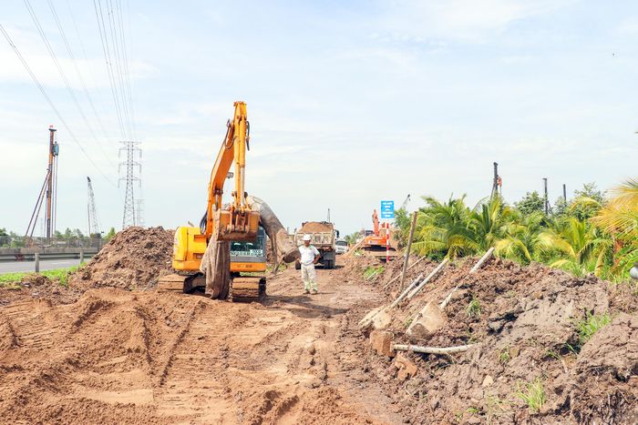 Ghi nhận của PV Báo Xây dựng vào những ngày đầu tháng 8/2026, ngay sau khi mặt bằng được bàn giao cơ bản. Cụ thể, tỉnh Đồng Tháp bàn giao khoảng 99%; Vĩnh Long đạt khoảng 98%, công tác thi công đang được các nhà thầu đẩy nhanh trên nhiều hạng mục.