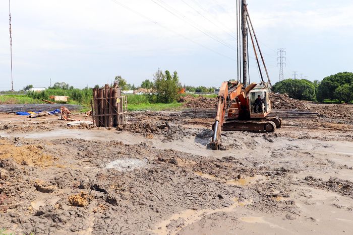 Dù các nhà thầu đã huy động nhân lực, thiết bị và tổ chức nhiều mũi thi công, nhưng sau hơn 6 tháng khởi công tiến độ dự án mới đạt hơn 16% khối lượng. Nguyên nhân được xác định do vướng giải phóng mặt bằng, khó khăn về nguồn vật liệu. 