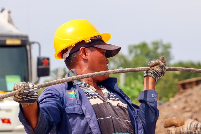 "Với tinh thần "vượt nắng, thắng mưa", "ăn tranh thủ, ngủ khẩn trương" thi công "3 ca 4 kíp", để bù lại tiến độ bị chậm, các nhà thầu đã tổ chức thi công làm việc liên tục ngày đêm, sớm đưa dự án hoàn thành đúng tiến độ trong năm 2026", ông Đặng Ngọc Minh, Giám đốc điều hành dự án hạng mục bổ sung cao tốc Mỹ Thuận - Cần Thơ (Ban Quản lý dự án Mỹ Thuận) nhấn mạnh.