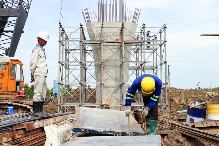 Tại cầu Võ Văn Kiệt, một trong những hạng mục quan trọng của dự án, các đơn vị đang đồng thời triển khai nhiều công việc. Đến nay, 54/68 cọc khoan nhồi đã được thi công; đóng 280/443 cọc sàn giảm tải; hoàn thành thân 5/12 trụ và đúc 25/50 dầm.