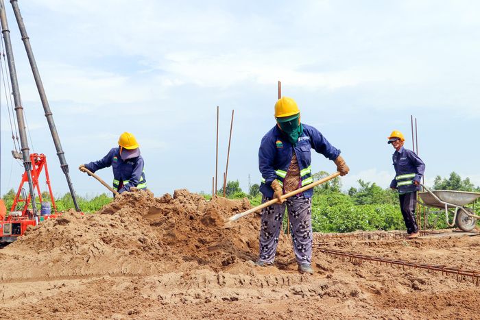 Mặt bằng được "khơi thông", tranh thủ thời tiết thuận lợi, các công nhân, kỹ sư tranh thủ từng ngày để rút ngắn thời gian thi công, phấn đấu hoàn thành các hạng mục theo kế hoạch.