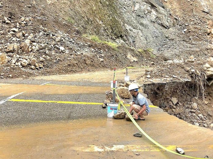 Đúc bổ sung thêm cọc, căng dây cảnh báo tại các vị trí: Km67, Km69, Km74-Km75 dự án kết nối giao thông các tỉnh miền núi phía Bắc.